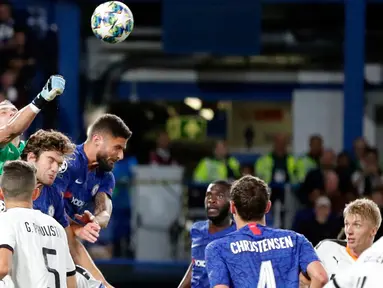 Kiper Valencia, Jasper Cillessen (kiri atas) melakukan penyelamatan pada laga perdana Grup H Liga Champions melawan Valencia  di Stamford Bridge, Rabu (18/9/2019). Chelsea takluk 0-1 di tangan Valencia. (AP Photo/Frank Augstein)