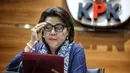 Wakil Ketua KPK Basaria Pandjaitan memberikan keterangan pers terkait operasi tangkap tangan (OTT) Bupati Lampung Selatan Zainudin Hasan di Gedung KPK, Jumat (27/7). KPK menetapkan 4 tersangka GR, ZH (Zainuddin), ABN dan AA. (Liputan6.com/Faizal Fanani)