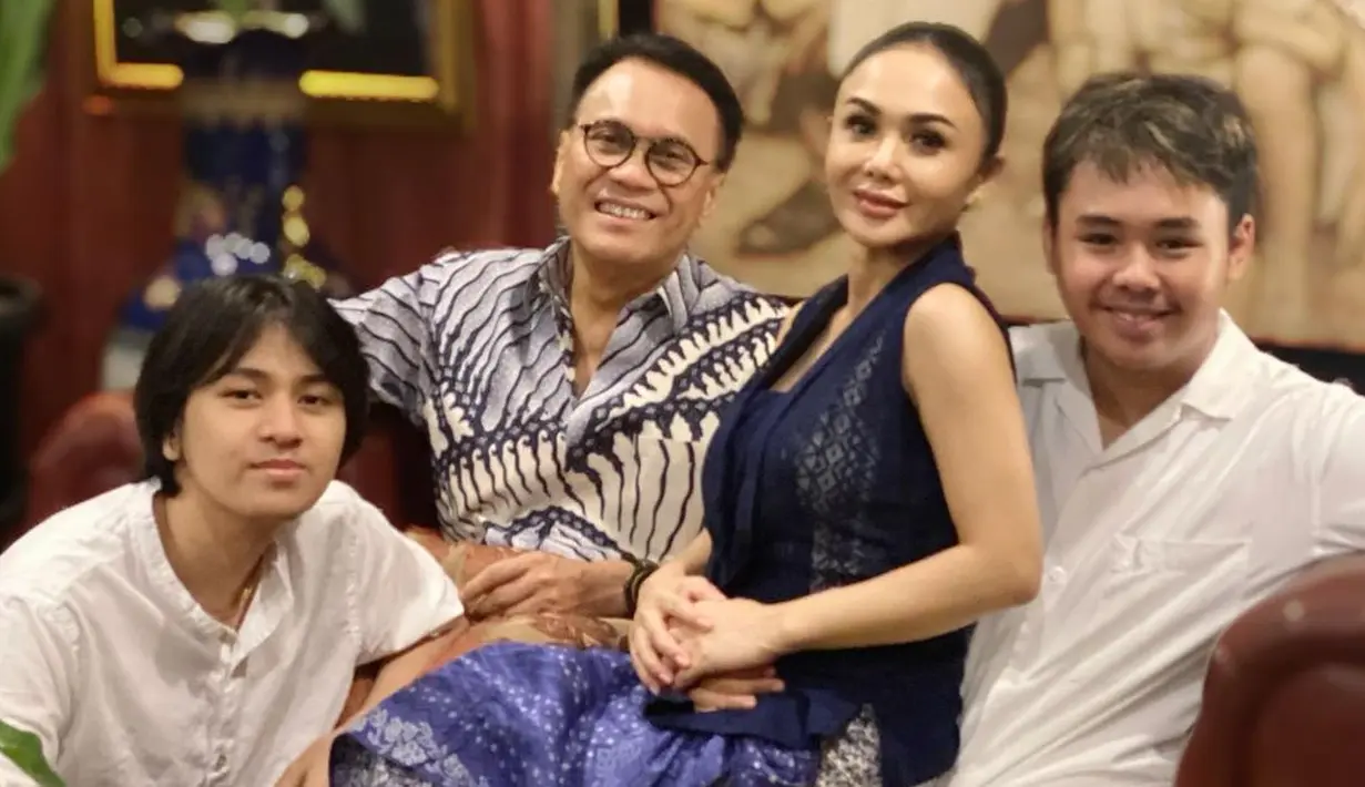 <p>Potret kebersamaan saat hari raya Idul Adha 2022. Yuni Shara membagikan momen manis merayakan bersama mantan suami Henry Siahaan dan kedua anaknya. (FOTO: instagram.com/yunishara36/)</p>