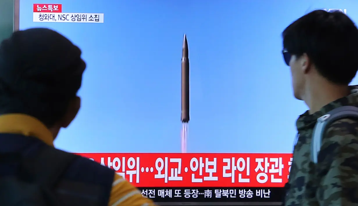 Warga  Korea Selatan menonton layar TV yang menunjukkan cuplikan arsip peluncuran rudal Korea Utara, di Stasiun Kereta Seoul, Selasa (29/8). Militer Korea Selatan mengatakan rudal diluncurkan di sebuah lokasi dekat ibu kota Pyongyang. (AP/Ahn Young-joon)