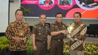 Direktur Penuntutan Jam Pidsus Kejaksaan Agung RI, Hendro Dewanto hadiri FGD di Makassar (Liputan6.com/Eka Hakim)