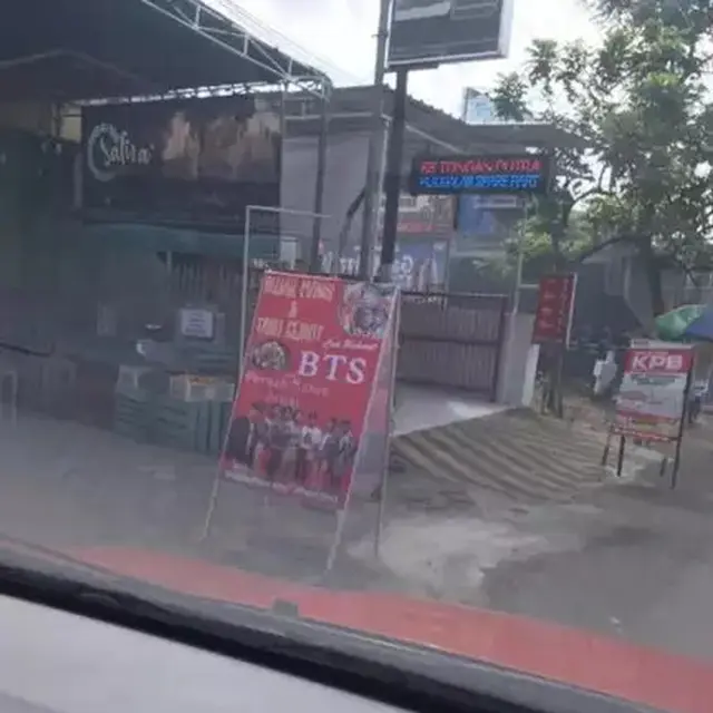 6 Potret Tulisan Nyeleneh Jualan Tahu Gejrot Ini Bikin Mikir Sebelum Beli