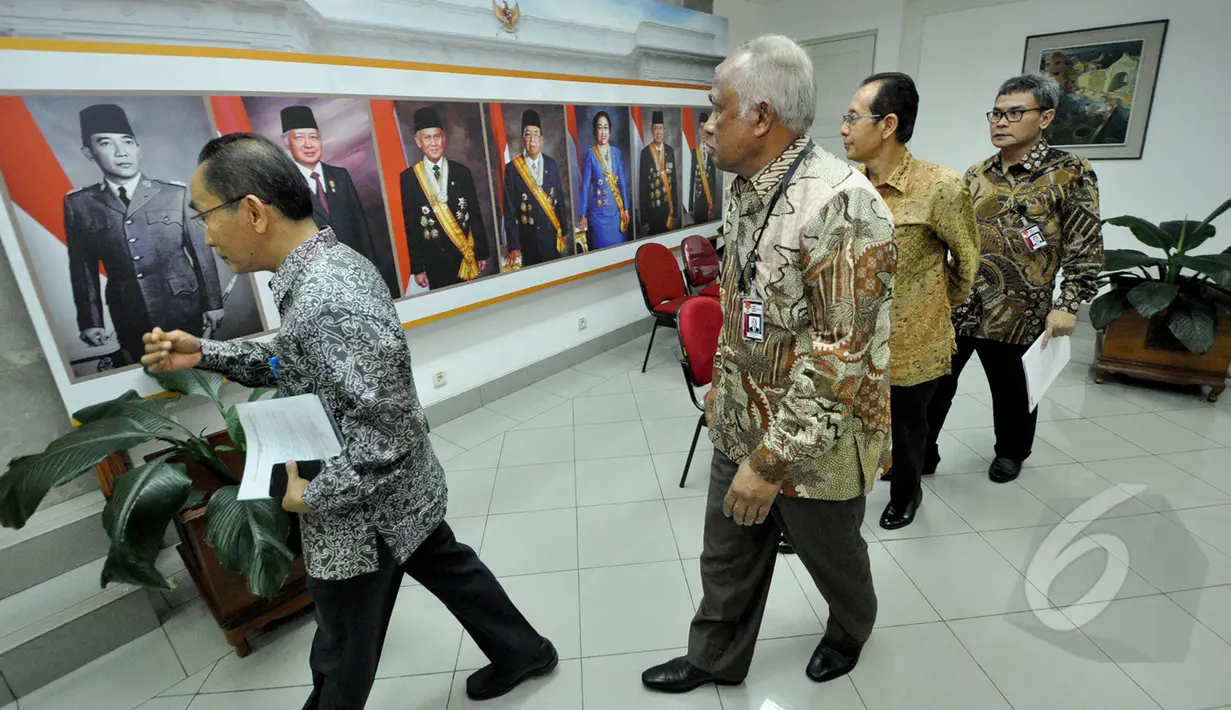 Plt Pimpinan KPK berjalan usai di panggil Presiden Joko Widodo di Istana Negara, Jakarta, Senin (16/3/2015). Presiden  Joko Widodo meminta pimpinan KPK untuk datang membicarakan perkembangan pencegahan korupsi. (Liputan6.com/Faizal Fanani)