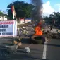 Ahli waris pemilik lahan Intje Koemala versi Chandra Taniwijaya memblokade Jalan Tol reformasi Makassar, Senin (17/4/2017). (Liputan6.com/Eka Hakim)