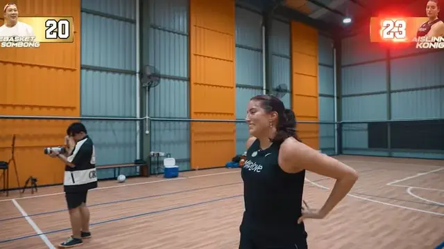 Denny Sumargo Tantang Istri Sandy Walsh Basket, Berujung Kalah. (credit: YouTube Pembasket Sombong Denny Sumargo)