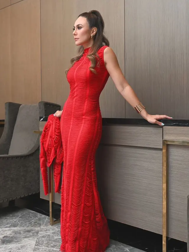 Wulan Guritno Dibalut Pakaian Merah