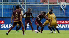 Pemain PSM Makassar Ronaldo Rubener Wanma (dua kanan) dijaga pemain Bhayangkara Solo FC dalam pertandingan Babak Penyisihan Grup B Piala Menpora 2021 di Stadion Kanjuruhan, Malang. Sabtu (27/3/2021). PSM Makassar bermain imbang atas Bhayangkara Solo FC 1-1. (Bola.com/Ikhwan Yanuar)