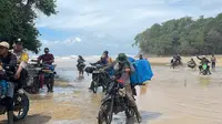 Jalur Ekstrem, Personel Gabungan Kawal Distribusi Logistik Pilkada di Pesisir Barat Lampung