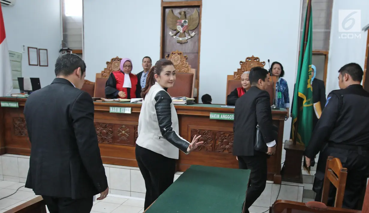 Nafa Urbach  berjalan keluar seusai menjalani sidang perdana perceraiannya di Pengadilan Negeri Jakarta Selatan, Senin (2/10). Sidang beragendakan pemeriksaan berkas serta mediasi itu tidak dihadiri Zack Lee selaku tergugat (Liputan6.com/Herman Zakharia)