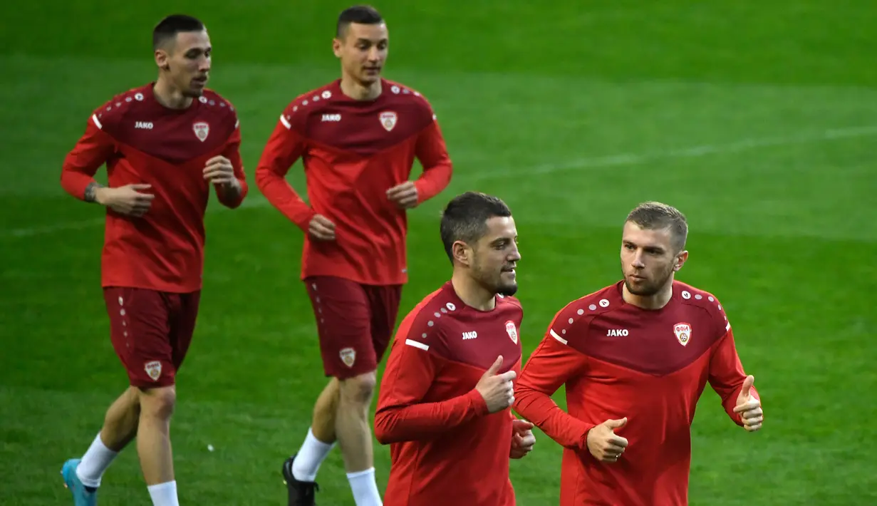 Bek Makedonia Utara Stefan Ristovski (kanan) dan gelandang Arijan Ademi menghadiri sesi latihan pada malam pertandingan play-off Piala Dunia 2022 di stadion Dragao di Porto, Senin (28/3/2022). Makedonia Utara akan menantang Portugal pada Rabu, 30 Maret 2022 dini hari WIB. (MIGUEL RIOPA/AFP)