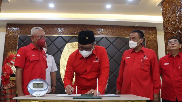 Sekretaris Jenderal PDIP Hasto Kristiyanto saat mendaftarkan partainya dalam Pemilu 2024 di KPU