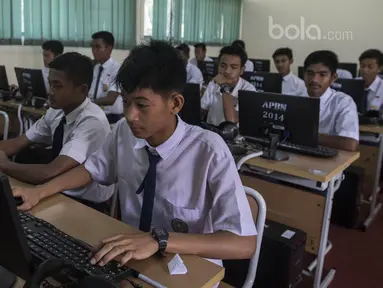 Para pemain Timnas Indonesia U-16 usai mengerjakan Ujian Nasional tingkat SMP di SMA 39 Cijantung, Jakarta, Rabu (3/5/2017). (Bola.com/Vitalis Yogi Trisna)