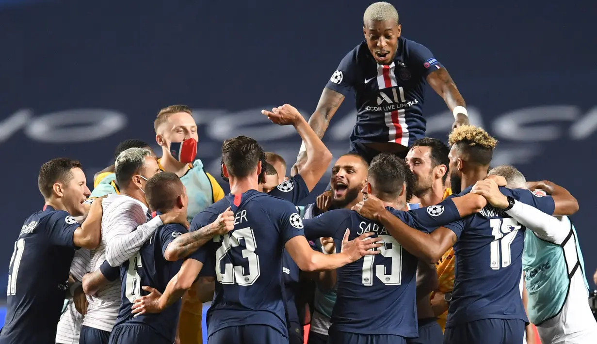 Para pemain Paris Saint-Germain (PSG) berselebrasi di akhir pertandingan setelah menang atas RB Leipzig pada semifinal Liga Champions di Estadio da Luz, Lisbon, Selasa (18/8/2020). PSG melaju ke final Liga Champions setelah mengalahkan Leipzig tiga gol tanpa balas. (David Ramos/Pool Photo via AP)