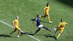 Gelandang Prancis, Paul Pogba, berusaha melewati pemain Australia pada laga Piala Dunia di Kazan Arena, Sabtu (16/6/2018). Prancis menang 2-1 atas Australia. (AP/Hassan Ammar)