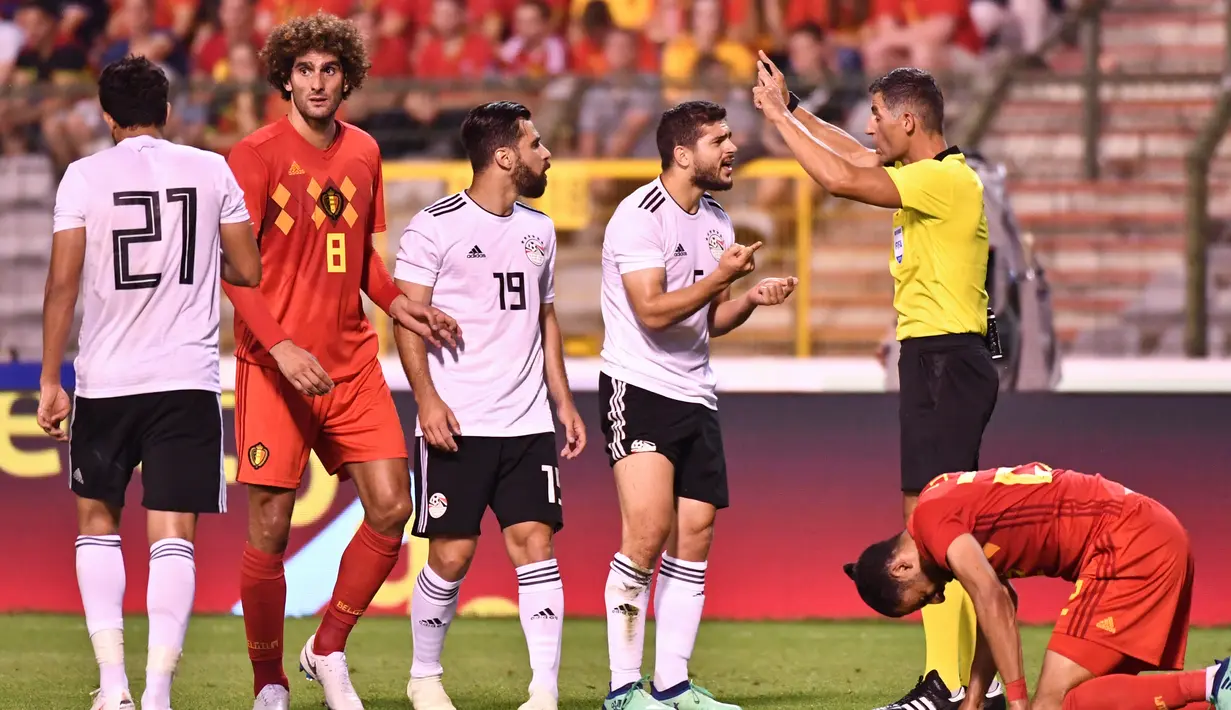 Pemain Mesir, Sam Morsy berdebat dengan wasit saat pertandingan sepak bola persahabatan melawan Belgia di stadion King Baudouin di Brussels (6/6). Pada pertandingan ini timnas Mesir kalah 3-0 dari Belgia. (AP/Geert Vanden Wijngaert)