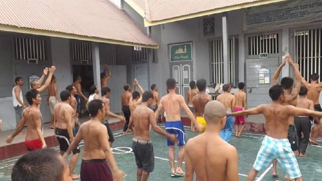 Sejumlah tahanan tampak sedang berolahraga dalam Rutan Klas IIB Kabupaten Jeneponto (Liputan6.com/ Eka Hakim)