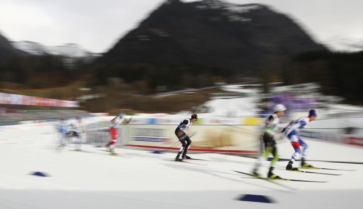 Atlet berkompetisi dalam kategori WSC Nordic Combined Individual HS137/10km Putra dalam ajang FIS Nordic World Ski Championships di Oberstdorf, Jerman. (Foto: AP/Matthias Schrader)
