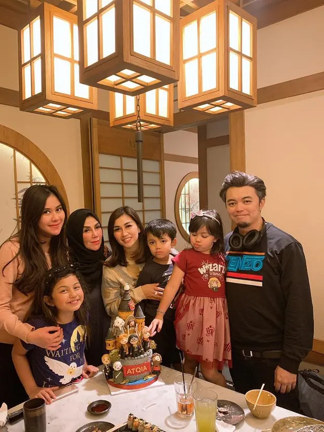 Penuh Kasih Sayang Ini 7 Potret Kebersamaan Amy Qanita dan Cucunya