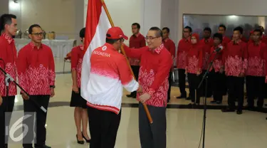 Kepala BKN, Bima Haria Wibisana (kanan depan) menerima bendera Merah Putih dari Sesmenpora, Alfitra Salam saat pelepasan kontingen Asean Civil Service Games 2015 di Wisma Kemenpora Jakarta, Rabu (11/11/2015). (Liputan6.com/Helmi Fithriansyah)