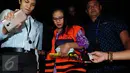 Damayanti Wisnu Putranti enggan menjawab pertanyaan wartawan usai diperiksa KPK, Jakarta, Senin (29/2/2016). Damayanti diperiksa KPK terkait kasus suap proyek di Kementerian Pekerjaan Umum dan Perumahan Rakyat. (Liputan6.com/Helmi Afandi)