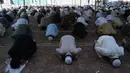 Umat muslim mengenakan masker saat melaksanakan salat Jumat berjemaah selama Ramadan di Masjid Jamia, Rawalpindi, Jumat (1/5/2020). Umat muslim dunia melaksanakan Ramadan tahun ini di tengah pandemi COVID-19. (Aamir QURESHI/AFP)
