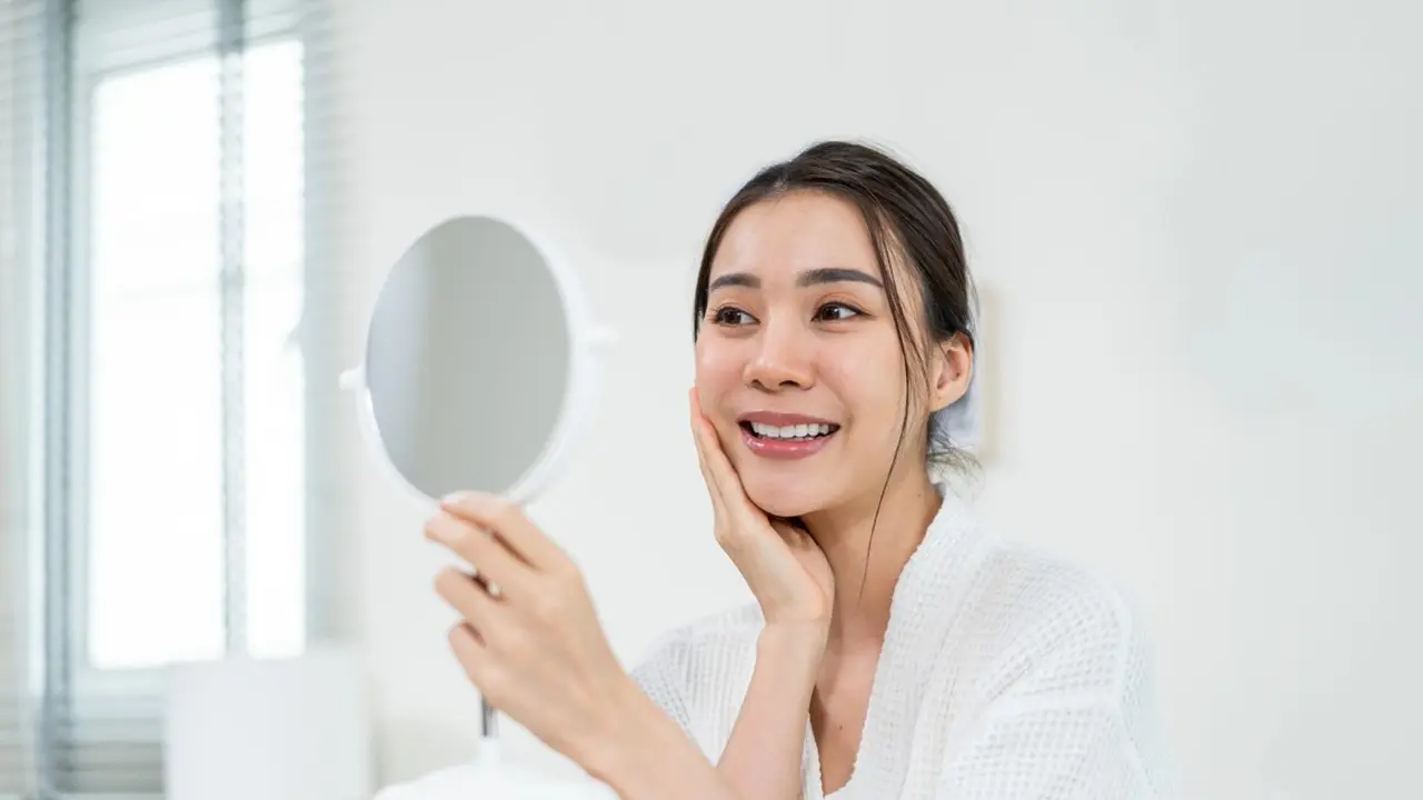 5-Minute Nighttime Skincare Routine, Bantu Kulit Terasa Lebih Kenyal saat Bangun Tidur