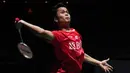 Anthony Sinisuka Ginting berhasil menang dua game langsung atas Kodai Naraoka. (AFP/Roslan Rahman)