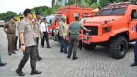 Bupati Gresik Sambari Halim Radianto memimpin apel kesiapsiagaan bencana alam hidrometeorologi yang berlangsung di Halaman Kantor Bupati Gresik pada Rabu (8/1/2020). (Foto: Liputan6.com/Dian Kurniawan)