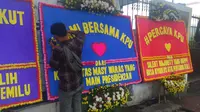 Karangan bunga berdatangan ke kantor KPU RI, Jakarta. (Merdeka.com/ Nur Habibie)