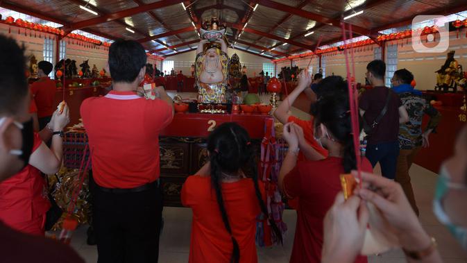 Warga keturunan Tionghoa melakukan sembahyang saat perayaan Tahun Baru Imlek 2572 di Vihara Dharma Bhakti, Glodok, Jakarta, Jumat (12/2/2021). Perayaan Imlek tahun ini, pengurus vihara melakukan pembatasan pengunjung dan tetap mengikuti protokol kesehatan COVID-19. (merdeka.com/Imam Buhori)