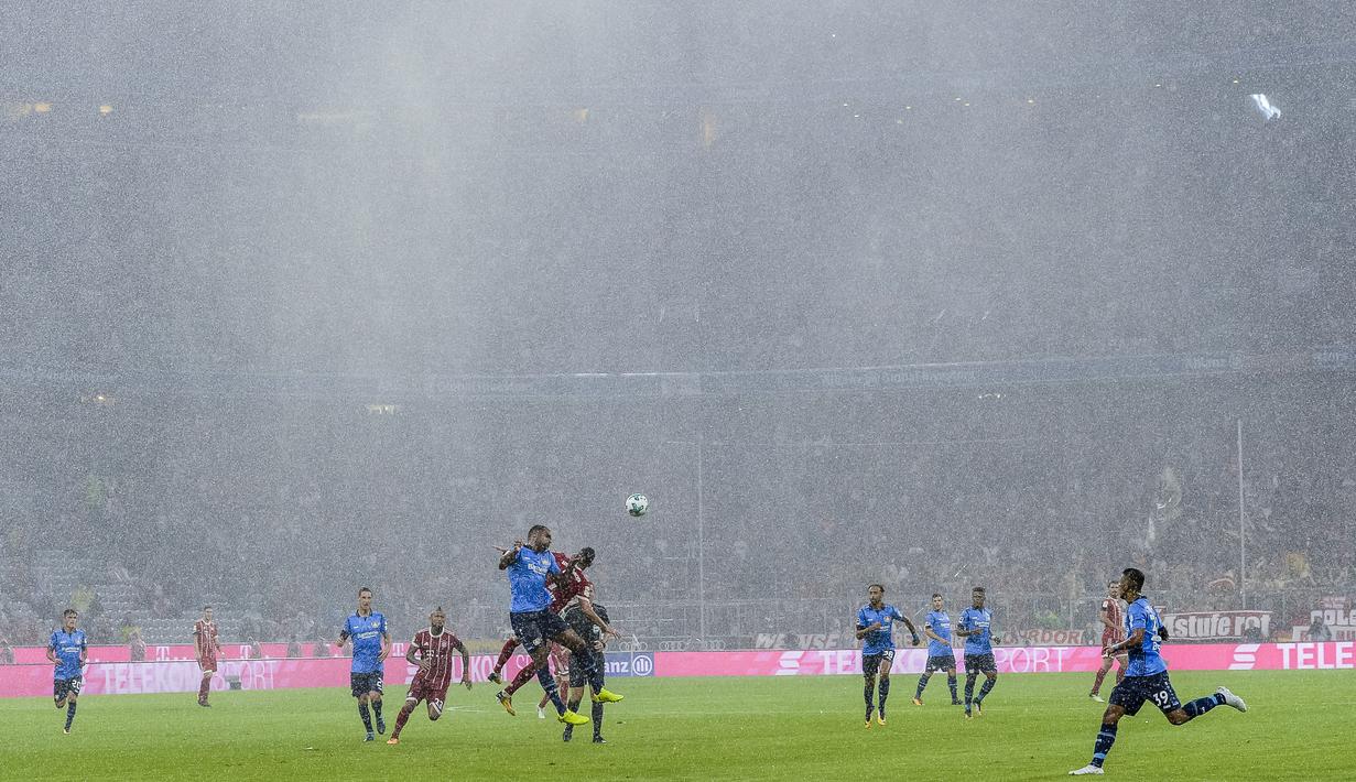 Suasana stadion yang diguyur hujan saat Bayern Munchen melawan Laverkusen pada laga Bundesliga di Allianz Arena, Munich,  (18/8/2017). Bayern menang 3-1. (AFP/Guenter Schiffmann)