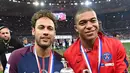 Penyerang PSG, Neymar Jr dan Kylian Mbappé tersenyum sambil membawa Piala Prancis di Saint-Denis, Paris (8/5). Paris Saint Germain (PSG) sukses menjuarai Piala Prancis usai menang 2-0 atas Tim divisi tiga, Les Herbiers.  (AFP Photo/Franck Fife)