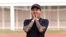 <p>Ekspresi mantan penyerang Manchester United, Jesse Lingard saat memberikan coaching clinic kepada pesepak bola cilik di Stadion Madya Senayan, Jakarta Pusat, Sabtu (10/6/2023). Kegiatan tersebut diikuti oleh hampir 100 anak dari Jakarta Intercultural School dan ada juga dari sekolah sepak bola lainnya. (Bola.com/M Iqbal Ichsan)</p>