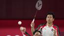 Pebulu tangkis Indonesia Mohammad Ahsan / Hendra Setiawan saat melawan pebulu tangkis Taiwan Lee Yang/Wang Chi-Lin pada pertandingan semifinal bulu tangkis ganda putra Olimpiade Tokyo 2020 di Tokyo, Jepang, Jumat (30/7/2021). Hendra / Ahsan kalah. (AP Photo/Dita Alangkara)