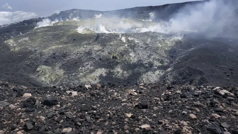 Kawah Gunung Slamet, Jumat, 9 Agustus 2019, pukul 12.30 WIB. (Foto: Liputan6.com/Perhutani/Muhamad Ridlo)