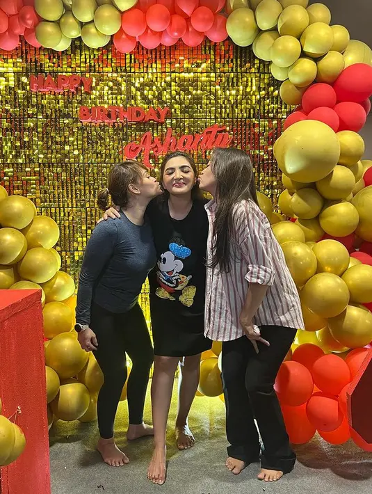 Ia pun mendapat kejutan di rumahnya, dengan dekorasi balon warna merah dan kuning, lengkap dengan angka 40, san beberapa kue ulang tahun. Ia tampil dengan dress hitam bergambar Minnie Mouse. [@ashanty_ash]