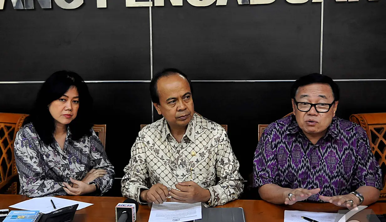 Kiri-Kanan: Siane Indriani (Wakil Ketua Eksternal Komnas HAM), Prof. Hafid Abbas (Ketua Komnas HAM), Dr. Ansori Sunungan (Wakil Ketua Internal Komnas HAM) saat konferensi pers, Jakarta, Jumat (21/11/2014). (Liputan6.com/Johan Tallo)