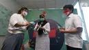 (ki-ka) Brand Manager Aice Group Sylvana Zhong, Direktur Kesiapsiagaan BNPB Eny Supartini dan Direktur Peringatan Dini BNPB Afrial Rosya berbincang pada donasi masker melalui BNPB di Jakarta, Rabu (16/9/2020). (Liputan6.com/HO/Agus)