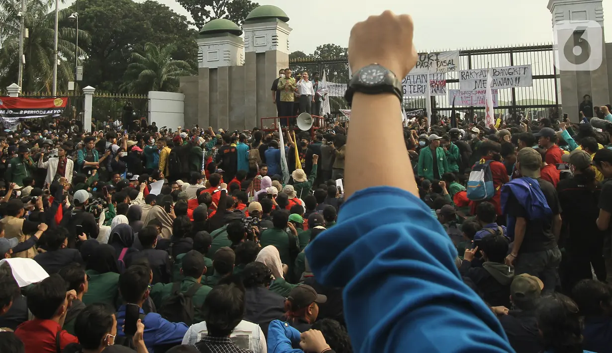 Tiga orang pimpinan DPR bersama Kapolri Jenderal Listyo Sigit Prabowo menemui mahasiswa yang berdemonstrasi di Gedung Parlemen, Senin (11/4/2022). Keempat pejabat negara tersebut kompak menaikkan mobil komando yang ada di depan Gedung DPR. (Liputan6.com/Angga Yuniar)