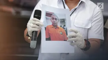 Polisi menunjukkan foto tersangka pengancam pemenggalan terhadap Presiden Joko Widodo atau Jokowi di Mainhall PMJ, Jakarta, Senin (13/5/2019). Di hadapan polisi, tersangka Hermawan Susanto mengaku khilaf dengan perbuatannya tersebut. (Liputan6.com/Faizal Fanani)