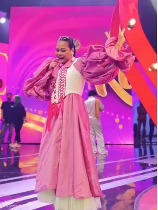 Dengan padu padan yang cukup ngejreng, Okky terlihat cocok dengan berbagai gaya fashion. [Instagram @okidatanglagi]