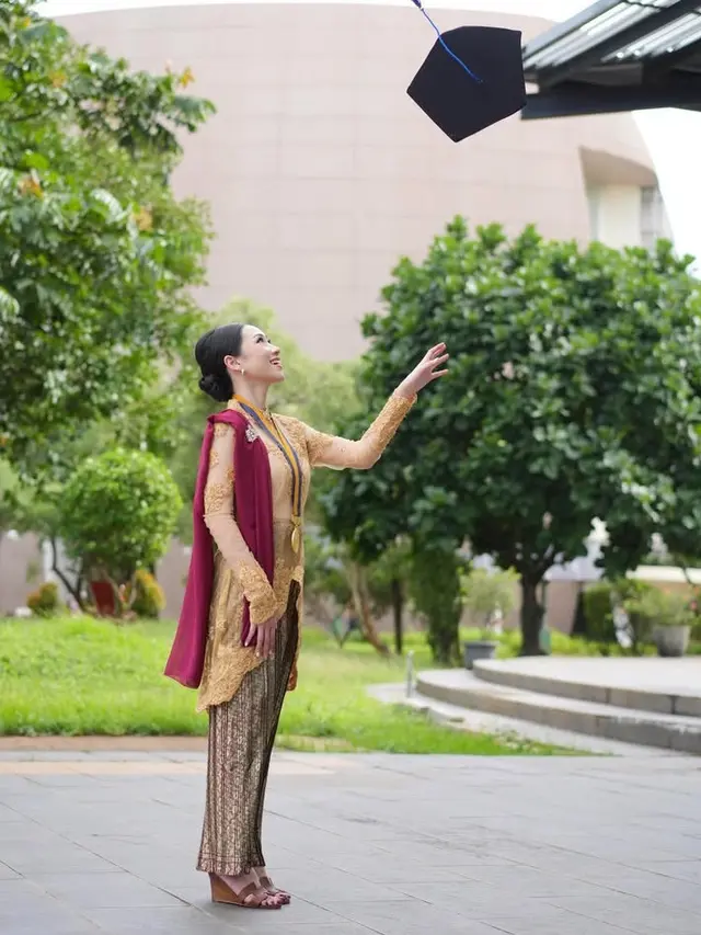 Potret Wisuda S1 Putri Sulung Femmy Permatasari Raih Predikat Cumlaude. [@cintarichita]