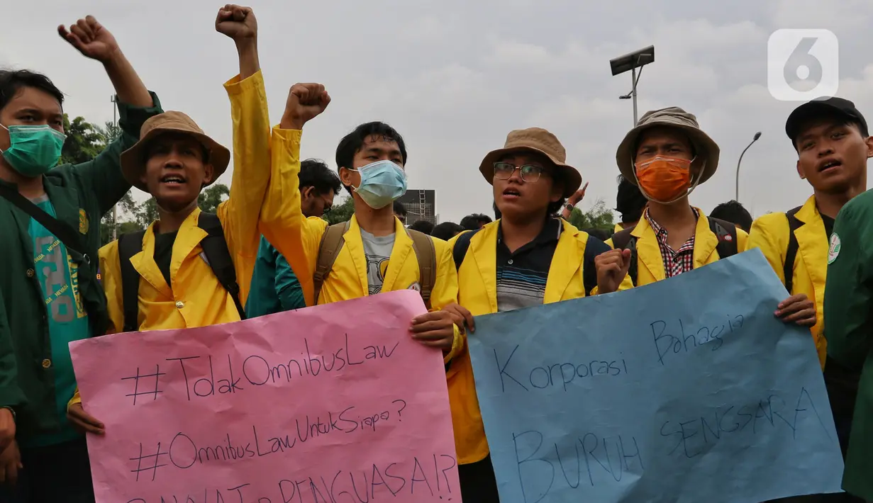 Mahasiswa membawa sejumlah spanduk saat berunjuk rasa menolak RUU Omnibus Law di depan Gedung MPR/DPR/DPD di Jalan Gatot Subroto, Jakarta, Rabu (4/2/2020). Aksi ini diikuti Aliansi Badan Eksekutif Mahasiswa Seluruh Indonesia (BEM SI) dari 13 kampus di Jabodetabek. (Liputan6.com/Johan Tallo)