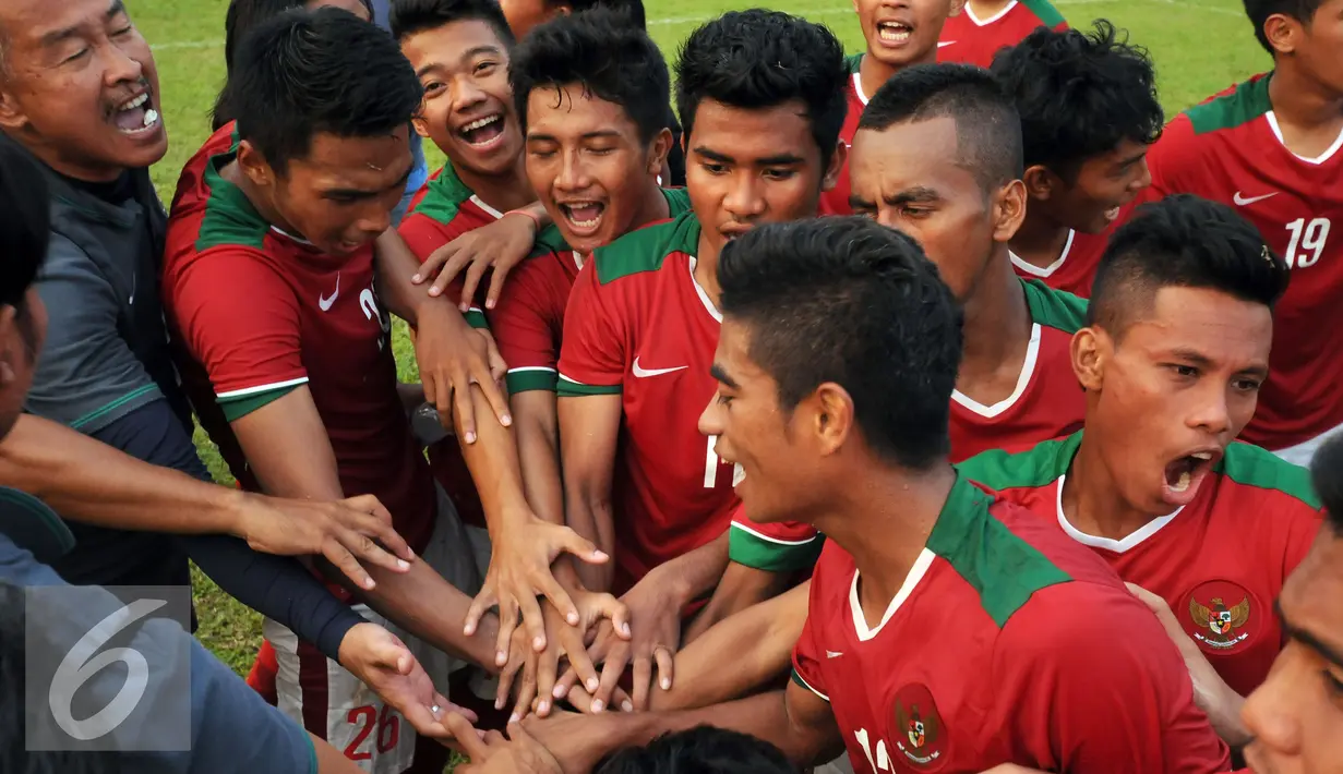 Pemain seleksi Timnas Indonesia U-19 berteriak bersama usai laga uji tanding perdana melawan PPLM di NYTC Sawangan, Jumat (5/8). Pemain seleksi Timnas U-19 berhasil menekuk PPLM 3-0. (Liputan6.com/Helmi Fithriansyah)
