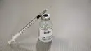 Sebuah dosis vaksin virus corona COVID-19 disiapkan di Pusat Medis Sheba Tel Hashomer, Kota Ramat Gan, Israel, 17 Desember 2020. Israel akan meluncurkan kampanye vaksinasi virus corona COVID-19 pada 20 Desember 2020. (Xinhua/JINI/Gideon Markowicz)