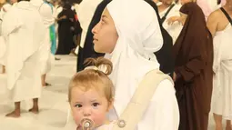 Jennifer Coppen menggendong Kamari selama menjalani ibadah umrah. Kata dia, badan Kamari terasa lebih ringan dari biasanya. (Foto: Instagram/ jennifercoppenreal20)