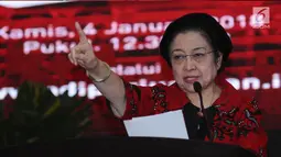 Ketua Umum DPP PDIP, Megawati Sukarnoputri memberi arahan jelang menyerahkan surat rekomendasi kepada pasangan Cagub dan Cawagub di Jakarta, Kamis (4/1). PDIP secara resmi mengumumkan empat pasang cagub dan cawagub. (Liputan6.com/Helmi Fithriansyah)