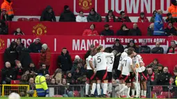 MU sempat tertinggal lebih dulu akibat gol Calvin Bassey. MU berhasil menyamakan kedudukan lewat gol Bruno Fernandes. Skor 1-1 bertahan hingga waktu normal plus extra time berakhir. (AP Photo/Jon Super)