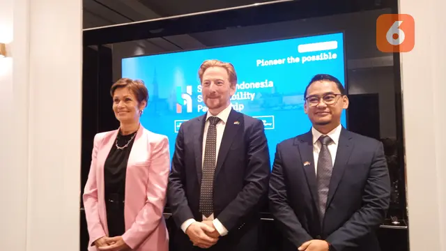 Dubes Swedia Marina Berg, Trade Commissioner Bussiness Sweden Erik Odar, dan Project Manager Sweden Indonesia Firman Ardiansyah di acara konferensi pers SISP 2022, Selasa (7/12/2022). (Safinatun Nikmah/Liputan6.com)