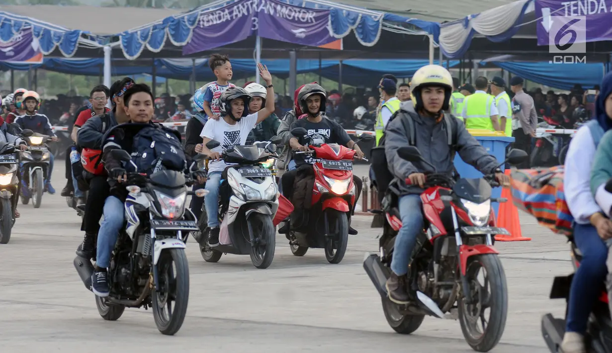 Pemudik bermotor pindah dari Dermaga 6 ke Dermaga 1-5 di Pelabuhan Merak, Banten, Jumat (23/6). H-2 Lebaran 2017, ribuan pemudik bermotor memadati Dermaga 6 Pelabuhan Banten. (Liputan6.com/Helmi Fithriansyah)